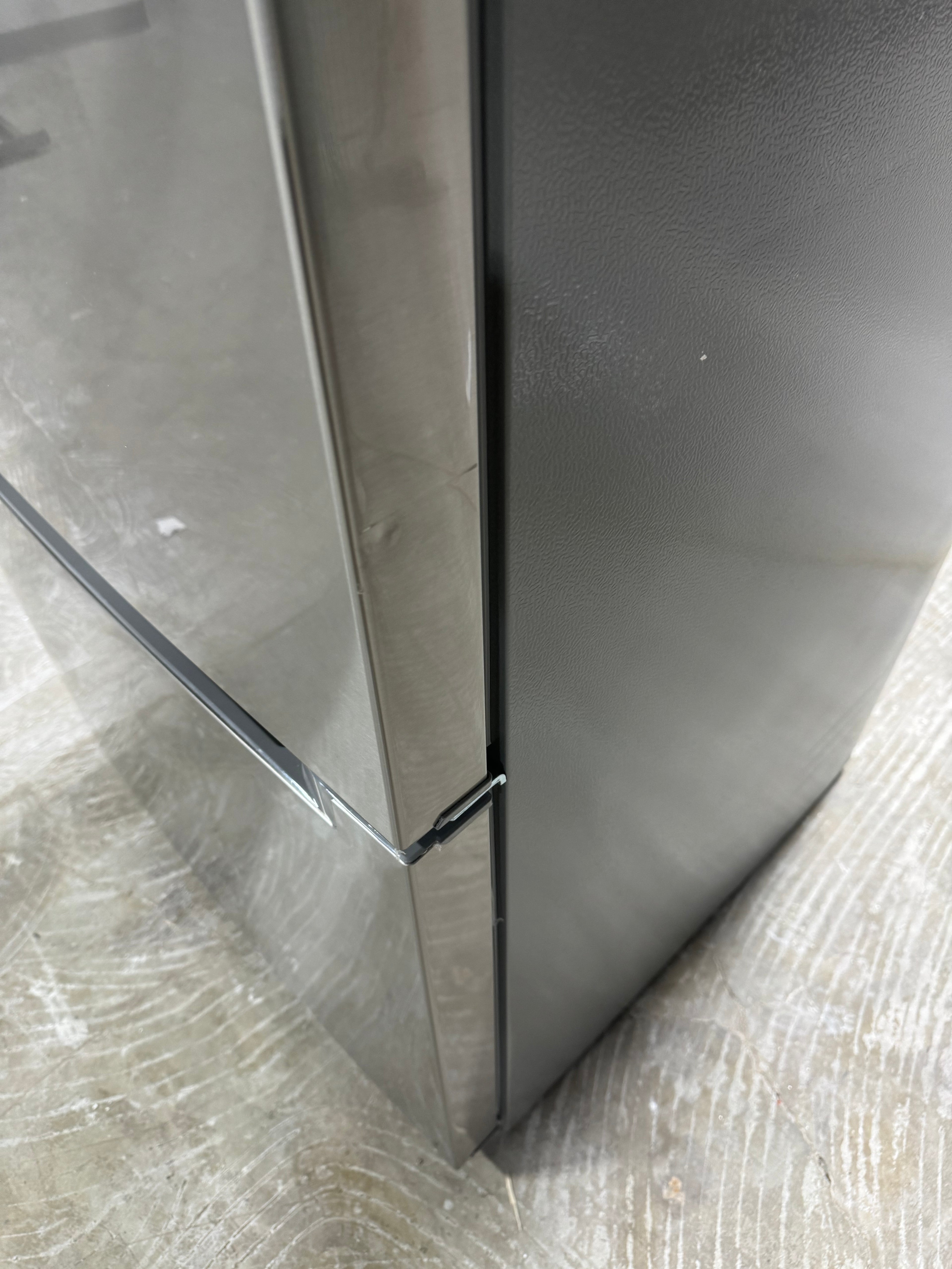 Midea 18.7 Cubic ft. refrigerator/freezer